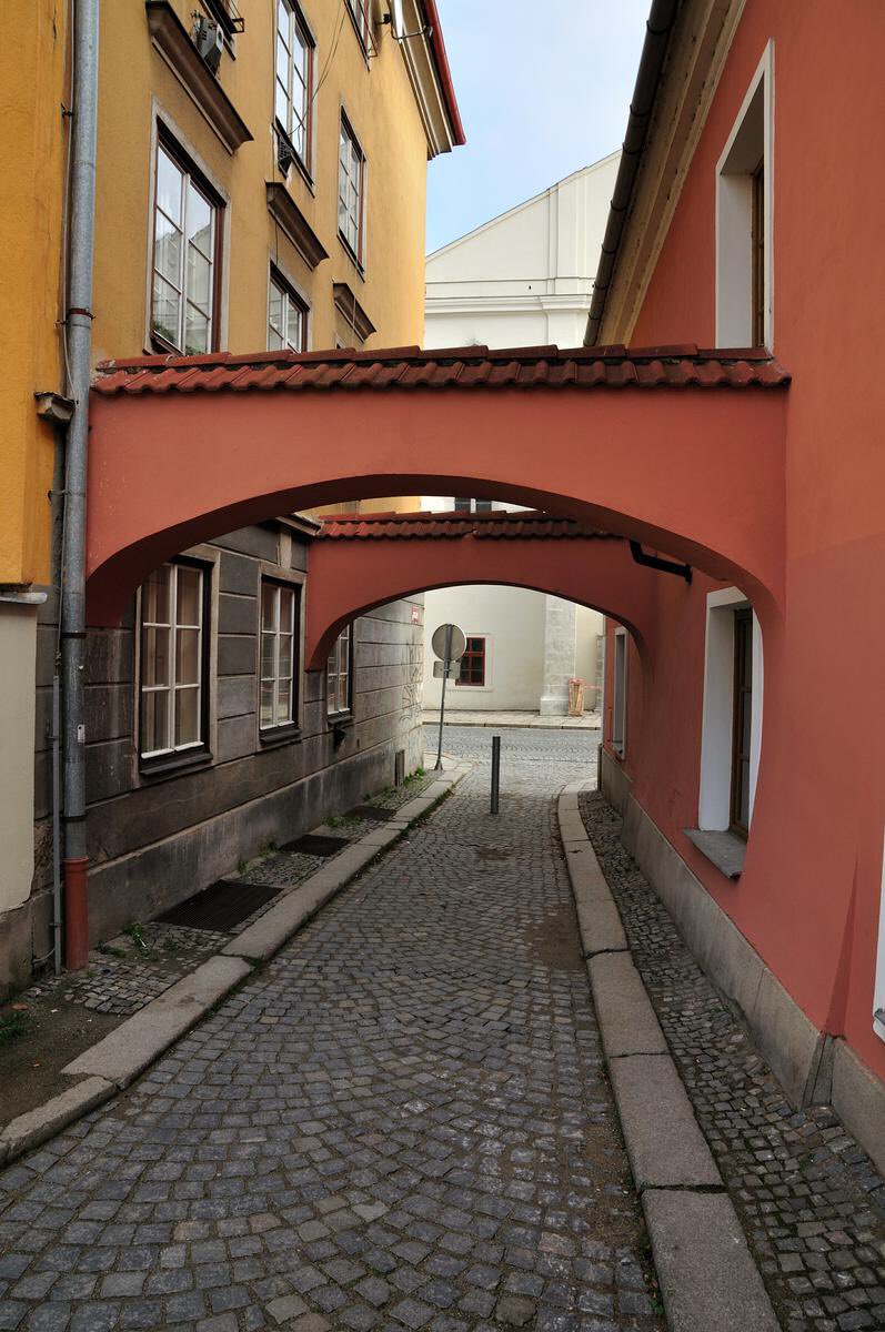 For tourists, the most famous diaphragm arches are the Bohemian ones, called "prampouch" in Czech, adding tons of charm to the old towns.