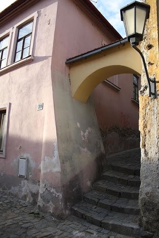 For tourists, the most famous diaphragm arches are the Bohemian ones, called "prampouch" in Czech, adding tons of charm to the old towns.