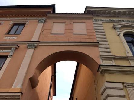 The modern alternative, reinforced concrete—short life, hugely wasteful, requires massive industrial infrastructure. Bring back the arch!