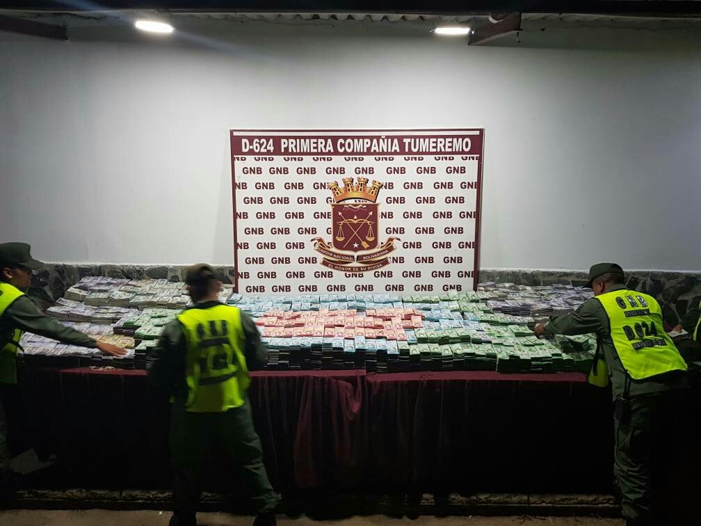 GNBMIRANDAINOF's tweet photo. EN DEFENSA DEL CONO MONETARIO|
@CZGNB62BOLIVAR detiene 1 Sujeto con 22 Cajas con efectivo del nuevo CONO MONETARIO.
Total 850 Millones de Bs https://t.co/xOI1V2J2MF