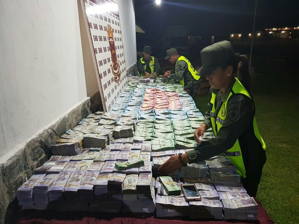 GNBMIRANDAINOF's tweet photo. EN DEFENSA DEL CONO MONETARIO|
@CZGNB62BOLIVAR detiene 1 Sujeto con 22 Cajas con efectivo del nuevo CONO MONETARIO.
Total 850 Millones de Bs https://t.co/xOI1V2J2MF