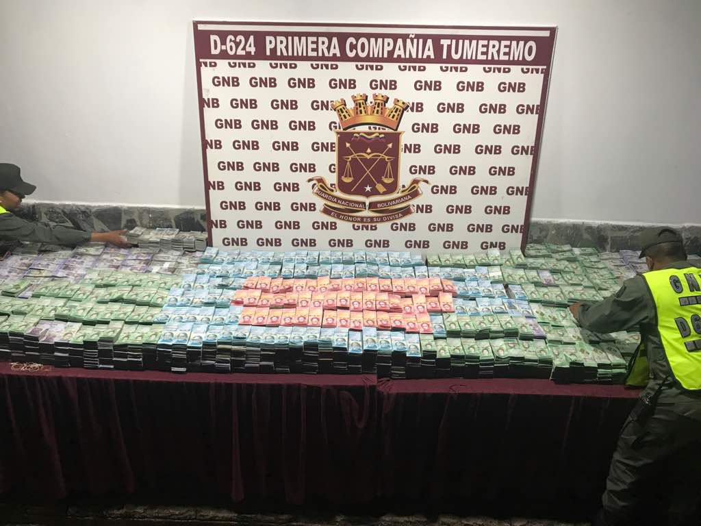 GNBMIRANDAINOF's tweet photo. EN DEFENSA DEL CONO MONETARIO|
@CZGNB62BOLIVAR detiene 1 Sujeto con 22 Cajas con efectivo del nuevo CONO MONETARIO.
Total 850 Millones de Bs https://t.co/xOI1V2J2MF