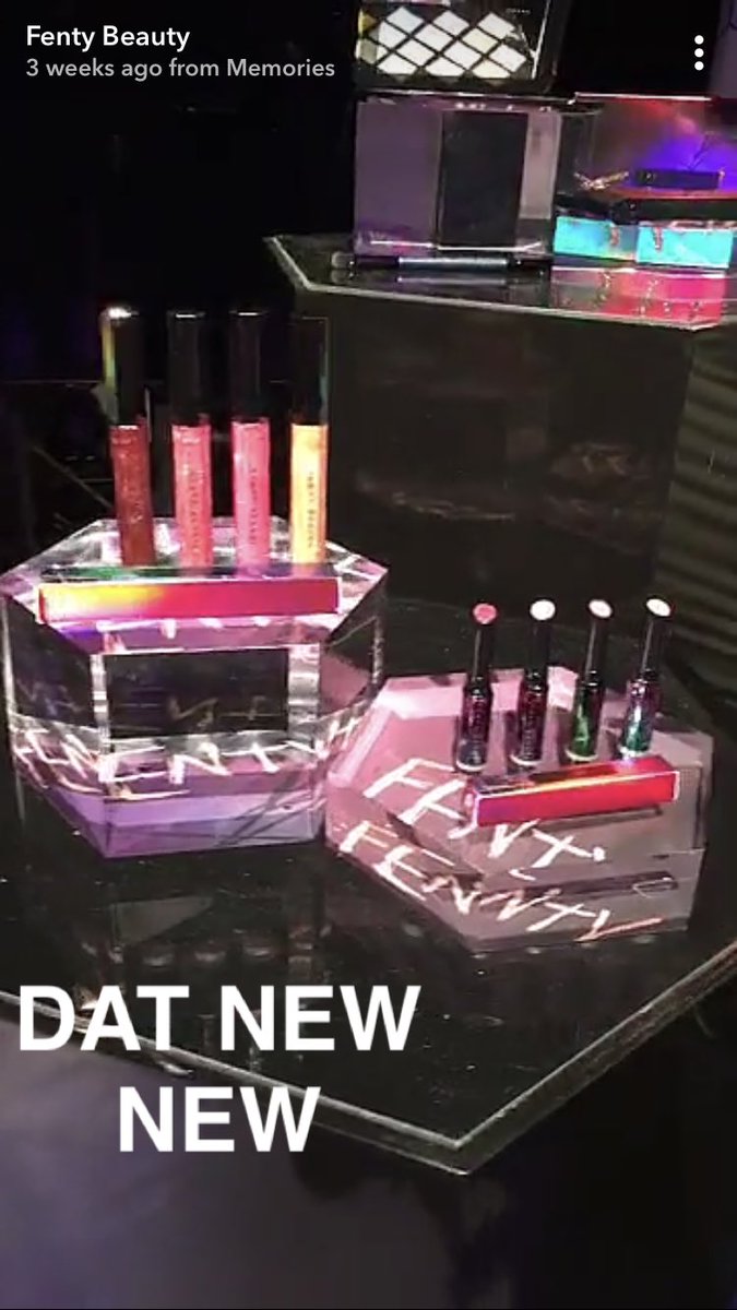MissBLoXO's tweet photo. #FentyBeauty ‘s Snap was LIT today with OMG &amp; STUNNING clips of #TheGalaxyCollection😫😍
#HolidayCollection 
#MakeUp 💖
#HOLIDAYS2017 https://t.co/b55Krhq2bQ