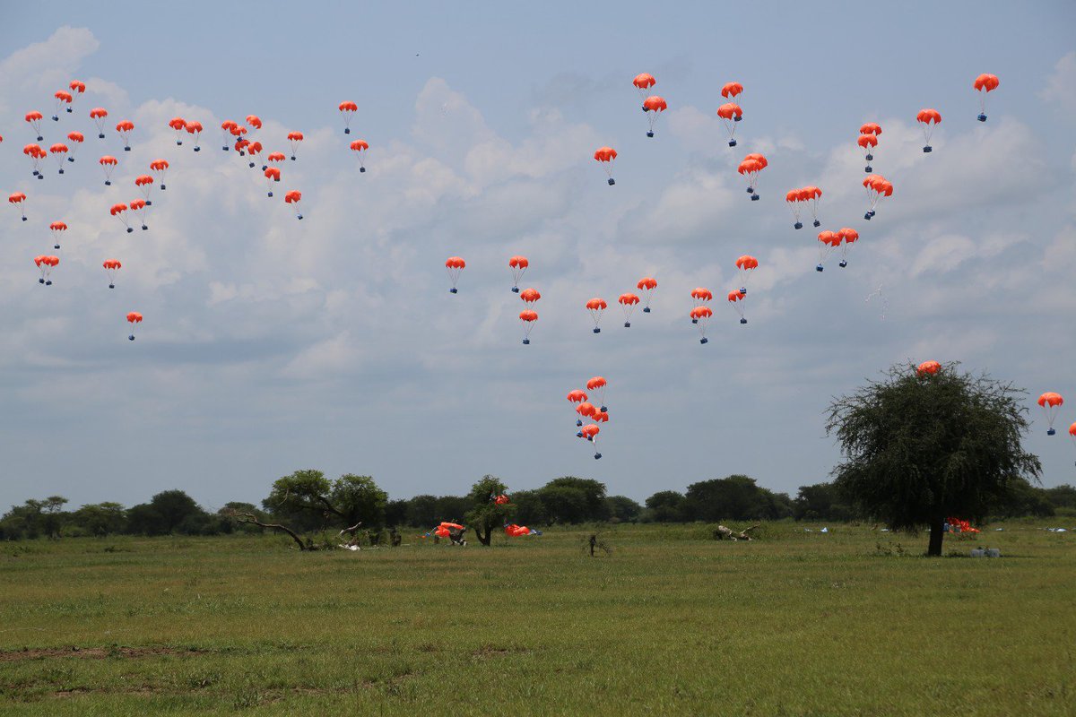 WFP's tweet image. “It really is a sight to behold” — WFP is parachuting in food to isolated families in South Sudan→ ow.ly/tkSz30fOSsm #FightingFamine