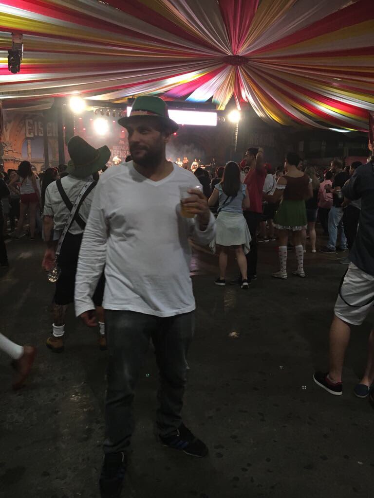 leandrolluis's tweet photo. Oi Twitter, meu nome é Leandro fiquei sem beber por 10 anos, até ontem! #Oktoberfest #EinProsit #BlumenauSC #SCFJ https://t.co/xZiS4qCOTx