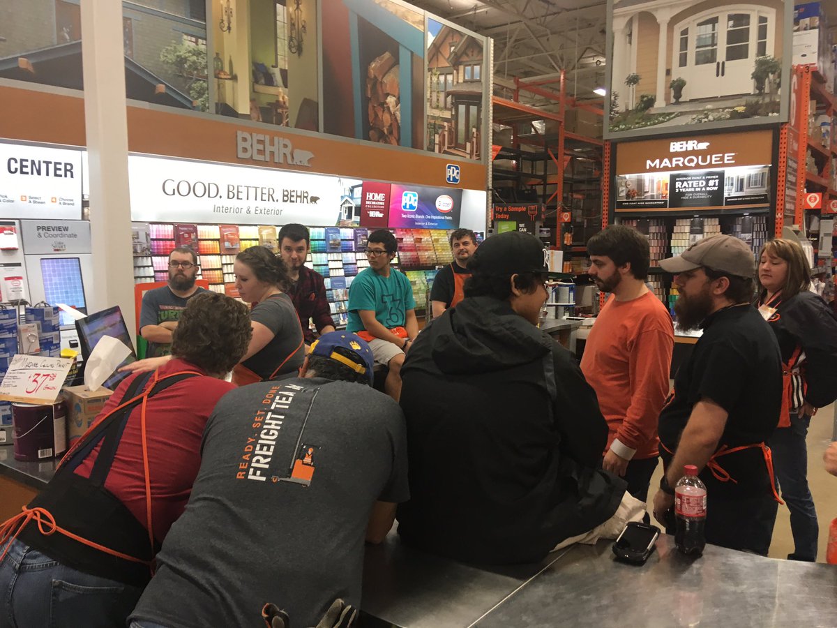 DavidN4009's tweet photo. @TaunjiaW  getting her freight associates cross trained to better help our customers and fellow associates! https://t.co/nzBf276lrv
