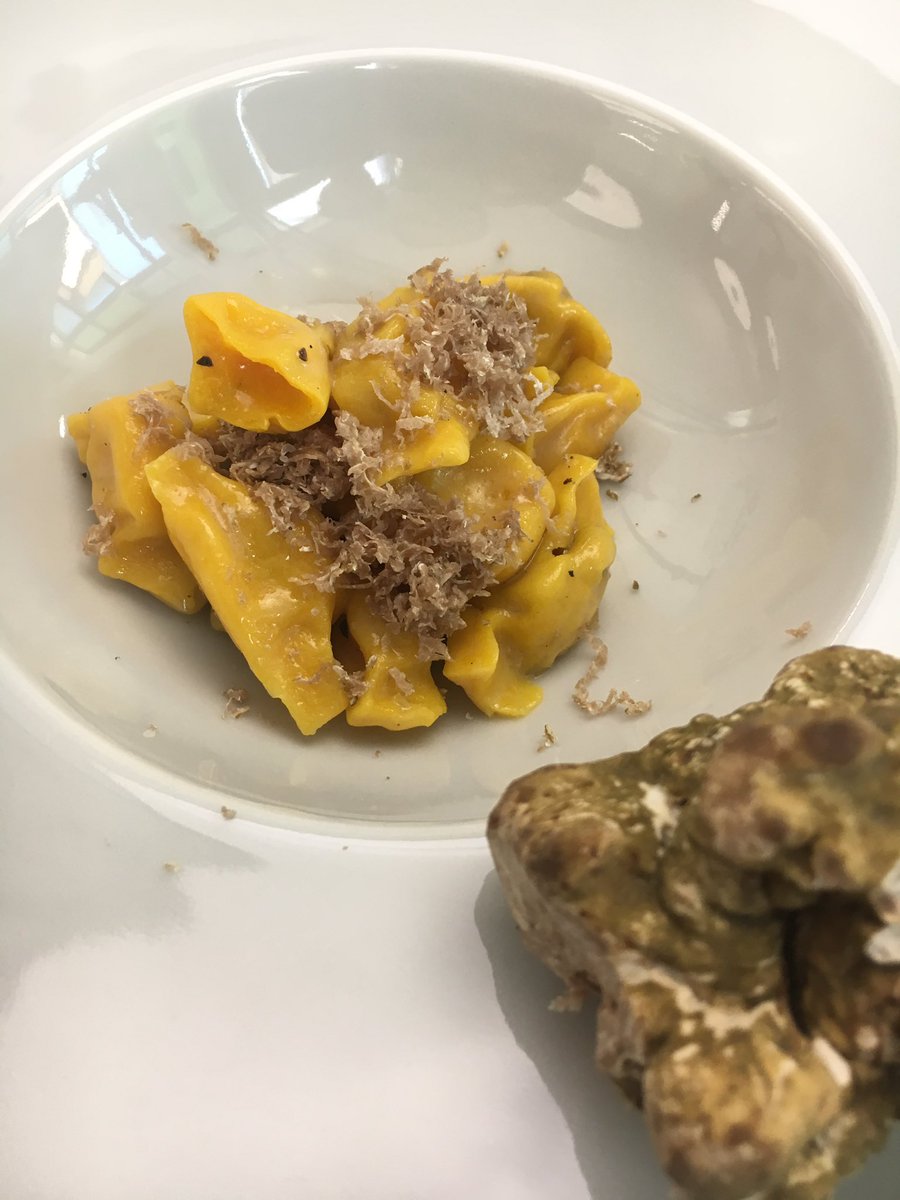 Ravioli del plin ripieni di carbonara, con tartufo fresco. Geniale piatto di <a href="/leleusai/">leleusai</a>!! 😍🙏🏻🇮🇹