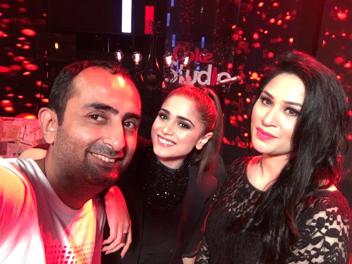 AsifNicky's tweet photo. #throwback #KaatayNaKatay 👏 #stage #CokeStudio10 #strings #alihamza #aimabaig #humeraarshad  #asifnicky #artistmanager #cokestudio #pakistan https://t.co/VzbhmJGEaq