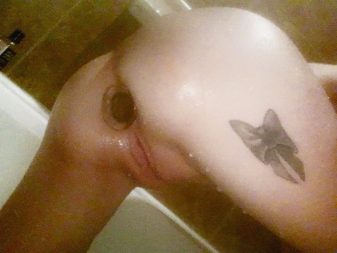 When you feel like putting a buttplug in before bed 💋 https://t.co/RqpUHa8p87