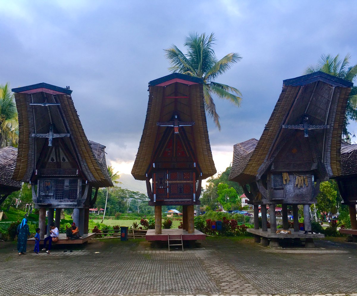 chabada_tralala's tweet photo. Des cérémonies funéraires bien particulières, retour sur 3 jours au Tana Toraja : https://t.co/Zyt4e46fOk https://t.co/5EgS9L0m0b