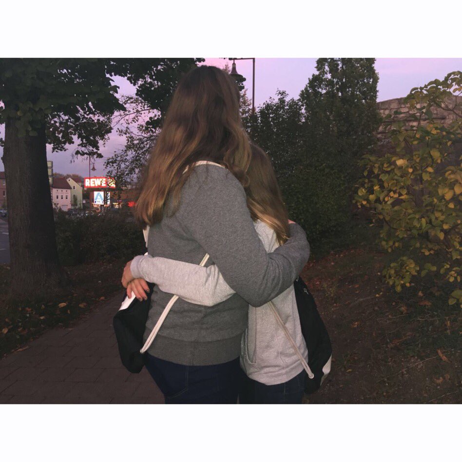txpischlilx's tweet photo. Best [Internet] Friends💗@melinskisaly @MelinskisJenny #secondhug #ibf https://t.co/3CV3Bmlyln