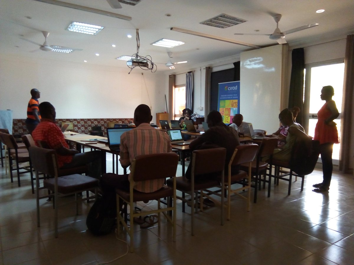 Aoua_k's tweet photo. Debut d une journée de mappathon à l #IRD #ActionOifProjetEOF avec #OSM_BF https://t.co/0RkuUA2SAd