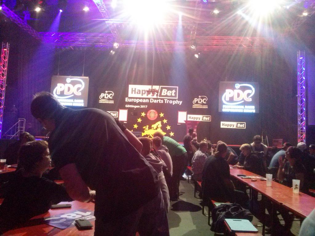 SimonWhitlockfa's tweet photo. Onto the darts https://t.co/0CN2Cl74gd