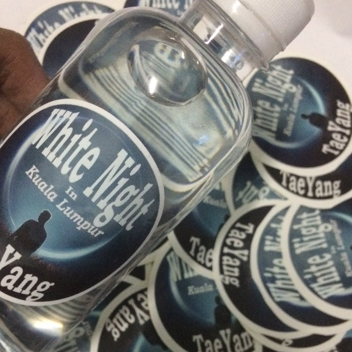 vipMYofficial's tweet photo. [#WhiteNightinKL] Guys!!Tomorrow we will distribute 100 bottles of this drinking water. please look for us at the venue. Yes this is free 😉😉 https://t.co/FkBdxT38e6
