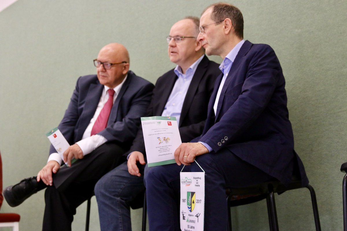 SMIsachsen's tweet photo. 🏐 Definitiv keine geruhsame Sportart: #Sitzball! Sportminister #Ulbig eröffnet Traditionstunier um Bürgermeisterpokal 🏆 in #Kreischa. https://t.co/niEvqubvuw