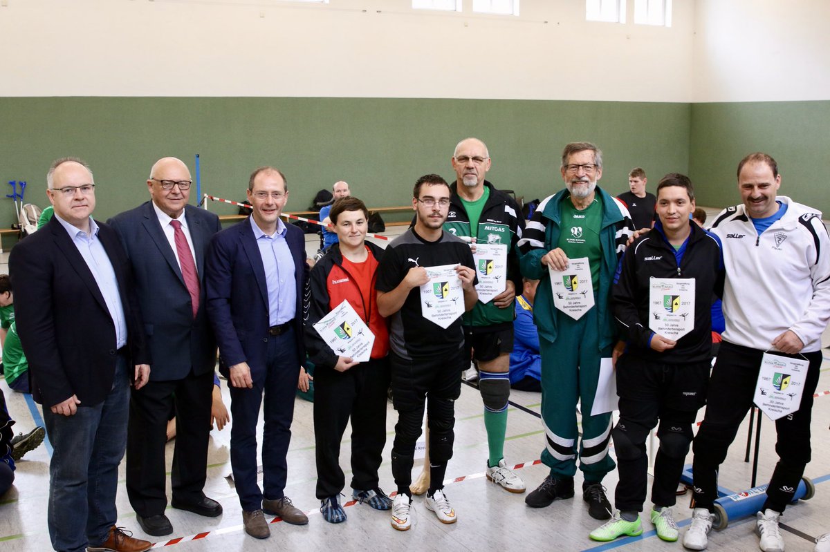 SMIsachsen's tweet photo. 🏐 Definitiv keine geruhsame Sportart: #Sitzball! Sportminister #Ulbig eröffnet Traditionstunier um Bürgermeisterpokal 🏆 in #Kreischa. https://t.co/niEvqubvuw