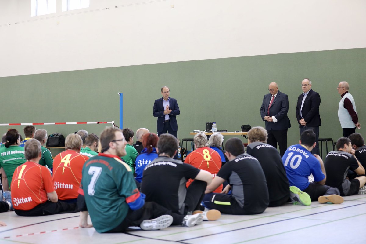 SMIsachsen's tweet photo. 🏐 Definitiv keine geruhsame Sportart: #Sitzball! Sportminister #Ulbig eröffnet Traditionstunier um Bürgermeisterpokal 🏆 in #Kreischa. https://t.co/niEvqubvuw