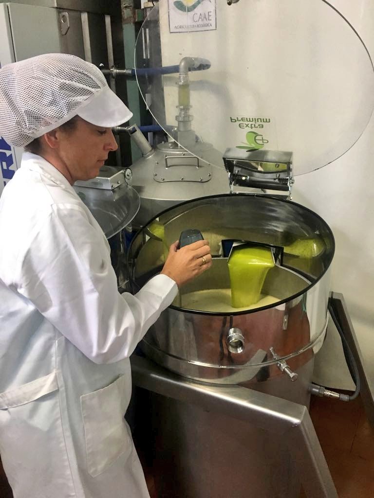 PagosdeToral's tweet photo. Nuestra maestra de almazara y propietaria @MariaJoseToral disfrutando de la extracción de nuestro AOVE #AovePagosdeToral2017 #cosecha2017 https://t.co/FTRSMxFa3M