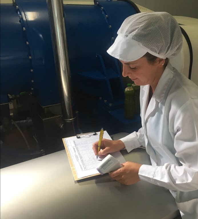 Nuestra maestra de almazara y propietaria <a href="/MariaJoseToral/">Maria Jose Toral</a> disfrutando de la extracción de nuestro AOVE #AovePagosdeToral2017 #cosecha2017