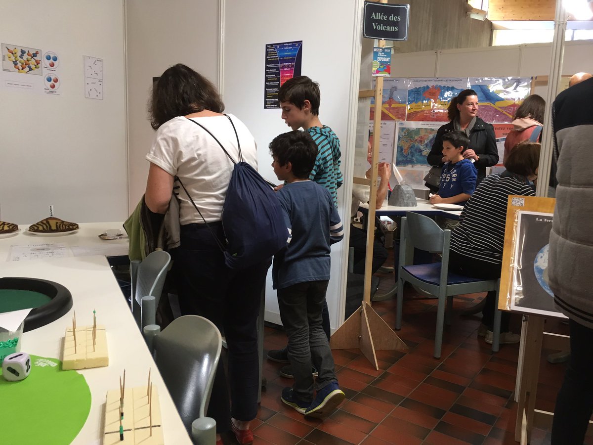 BRGM_fr's tweet photo. Poursuite de la visite au #VillageDesScience #inauguration #FDS2017 #BRGM https://t.co/J1d0ya9k5c