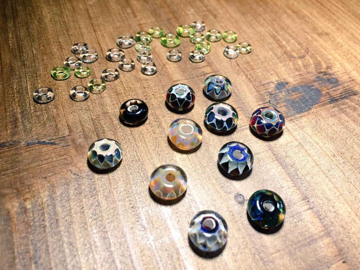 GuruGuruGlass's tweet photo. ガラスビーズ全てではないけどウランガラス(UVガラス)で作りました。
こいつぁエロい♪エモい♪
#borocilicate
#glassart
#GuruGuruGlass
#ガラスビーズ
#ガラスアート https://t.co/BhZUmReZtd