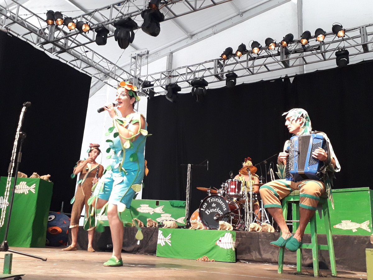 Ya estamos con <a href="/TitiriterosB/">Titiriteros Binefar</a> en #carpaaragÓN! #pilar17