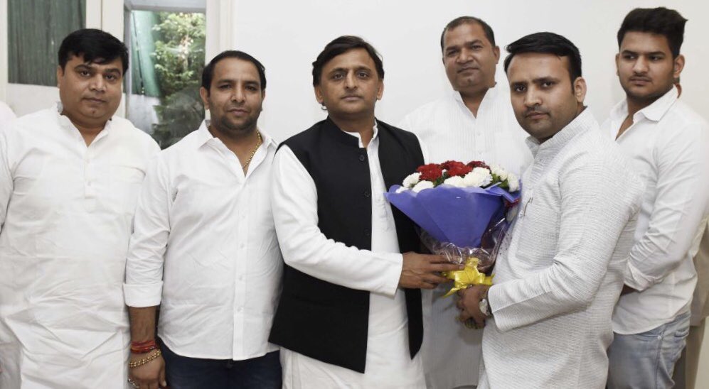 JaiMatadi98's tweet photo. आज दिल्ली मे राष्ट्रीय अध्यक्ष श्री अखिलेश यादव से मुलाकत हुई |
        (गौरव चौधरी)       युवा नेता समाजवादी पार्टी https://t.co/TZouTwY7gb