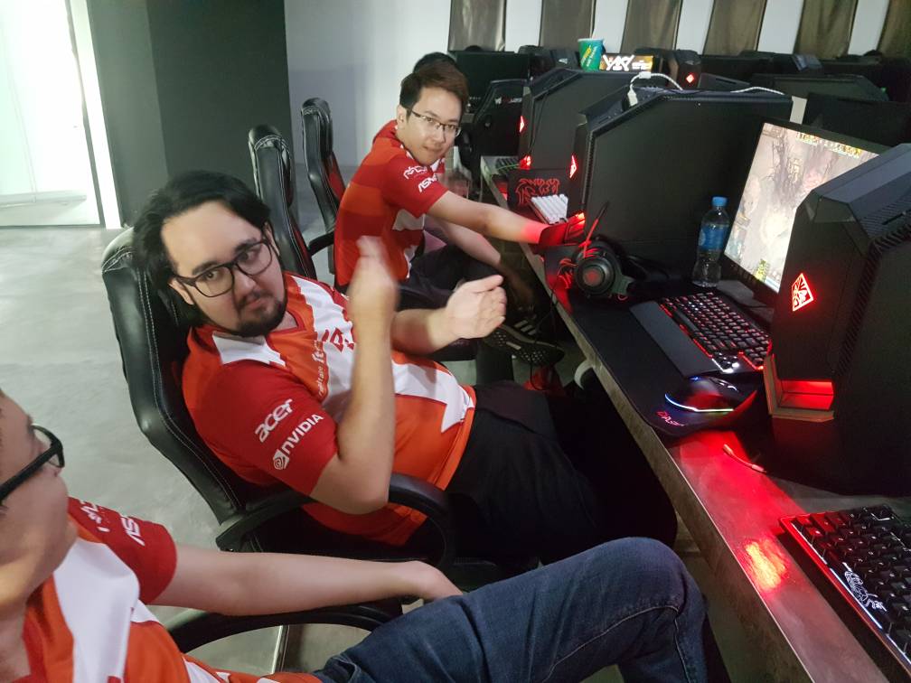 TMLasia's tweet photo. Just chilling as they prepare for the finals #themajorleague #dota2 #firedragoon https://t.co/YfQjjKq9wg