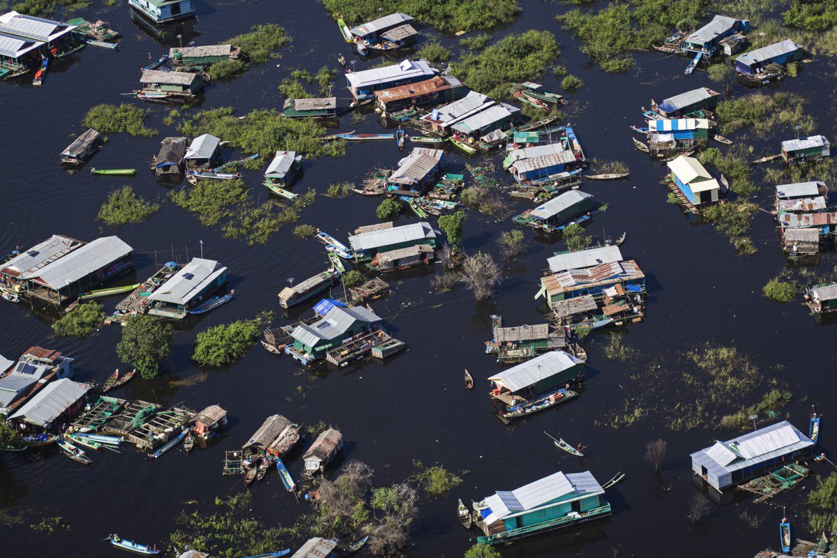 WithinCambodia's tweet photo. Almost every #TonleSap floating home is generating electricity from solar panels, in this 2016 photo.. #Cambodia #greenenergy https://t.co/bAip87zZUP