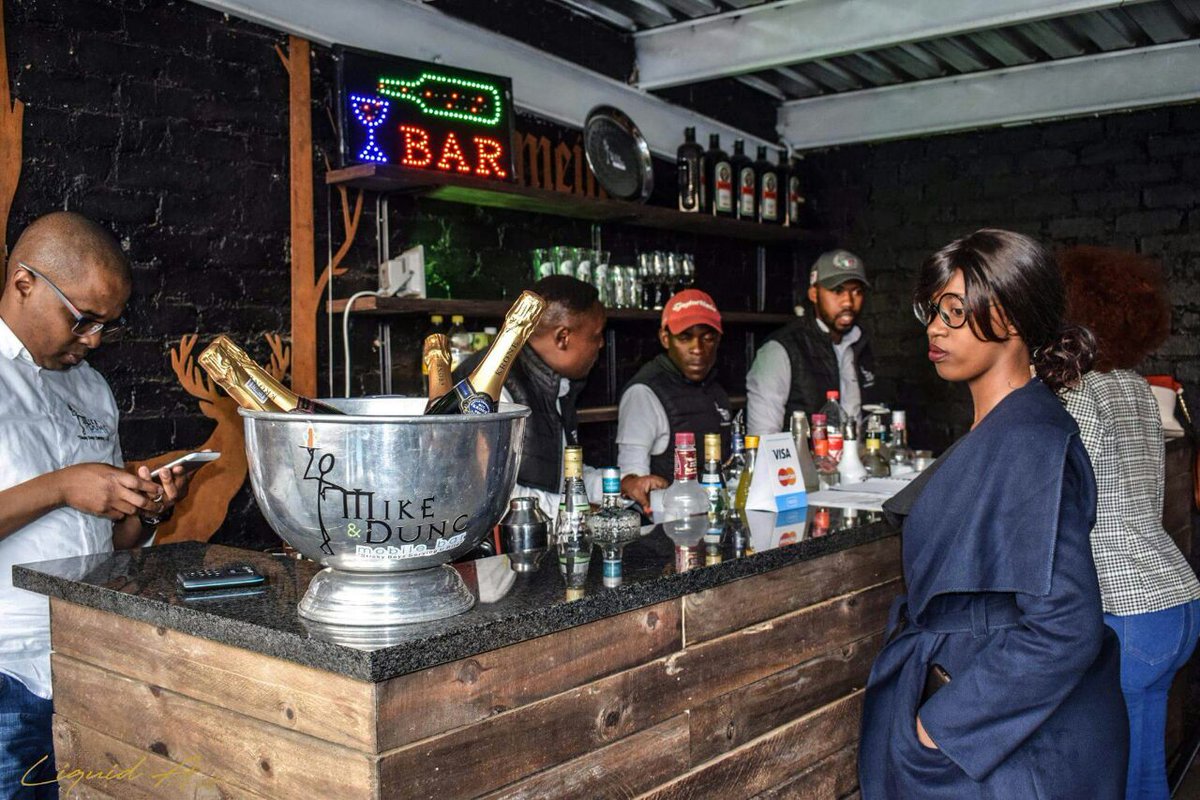 NosiphoL__'s tweet photo. @Zone6Venue @Zee_mazibuko @CrimsonFurnace @Mjeba @CsayTweets @squarepass ✔ Booze
✔ Food
✔ Killer atmosphere 🔥💃🙌
✔Entrance is affordable 
This is the place to be today #LiquidArtAtThe6 https://t.co/lXBZAm1Yj3