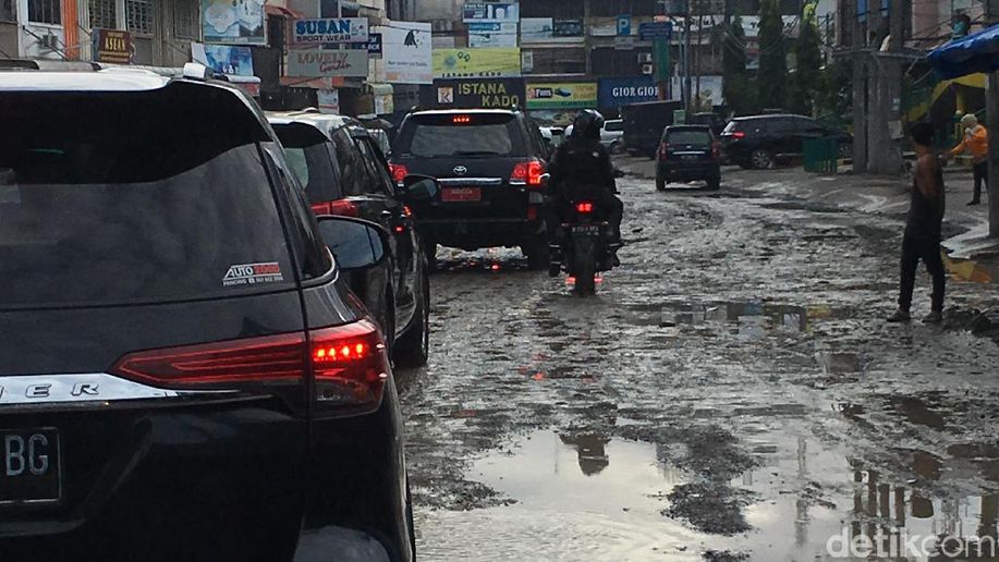 detikcom's tweet photo. Jokowi ke Walkot Medan: Benahi Jalan atau Saya Duluan Kerjakan! https://t.co/LuKrLg4wuR https://t.co/uura9mAJZy