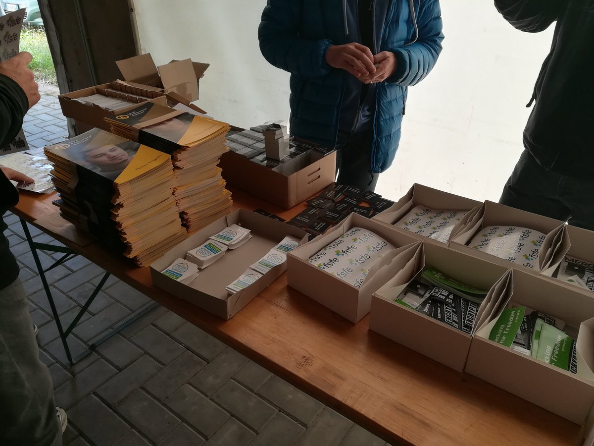 linuxdayitalia's tweet photo. Nei pressi di Mantova: risotto, lambrusco e adesivi. Il LinuxDay è fatto dalle persone.
#LD17 https://t.co/MxH0Y9Pykd
