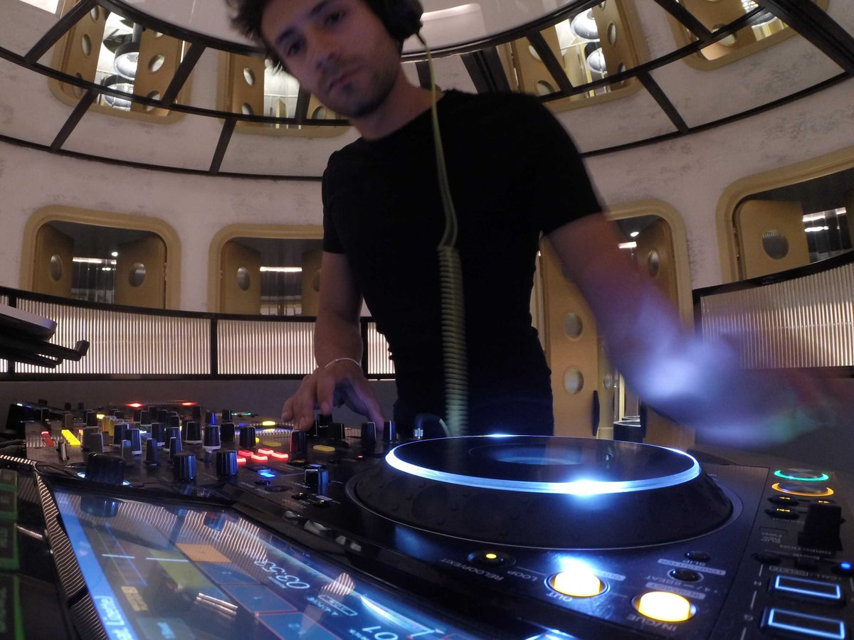 djdhenriques's tweet photo. Mais logo, espero por vocês no @jncquoi. Até já! 🎧  #dj #jncquoi #lisboa #djdavidhenriques #pionnerdj #ci4dj #music #nightlife #housemusic https://t.co/qQUMGSTwOS