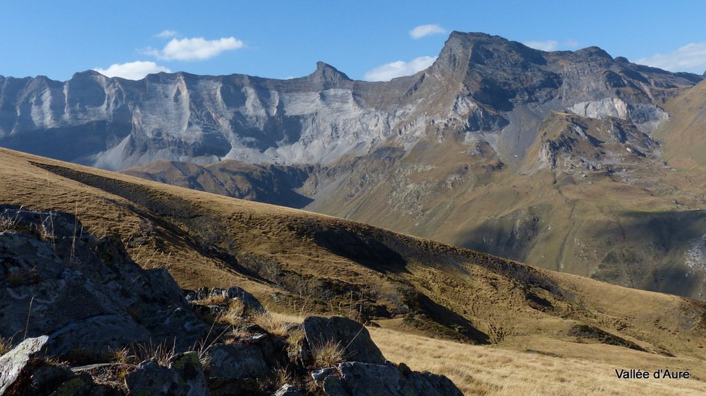 Aure65's tweet photo. Sur la crête des Aiguillettes investie par l' #automne #Pyrénées #Aure #Montagne #Barroude https://t.co/bafMrKMdZd https://t.co/1fZ6xGDLQI
