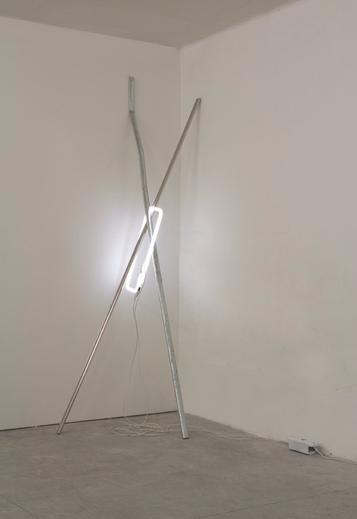 OTTOGallery's tweet photo. #GiovanniTermini, Stretta all'angolo,2015, corrimano in ferro zincato, MDF, neon e alimentatore, cm 280x100x100 @OTTOGallery @ArtVerona 2017 https://t.co/urLxkyR9Sv