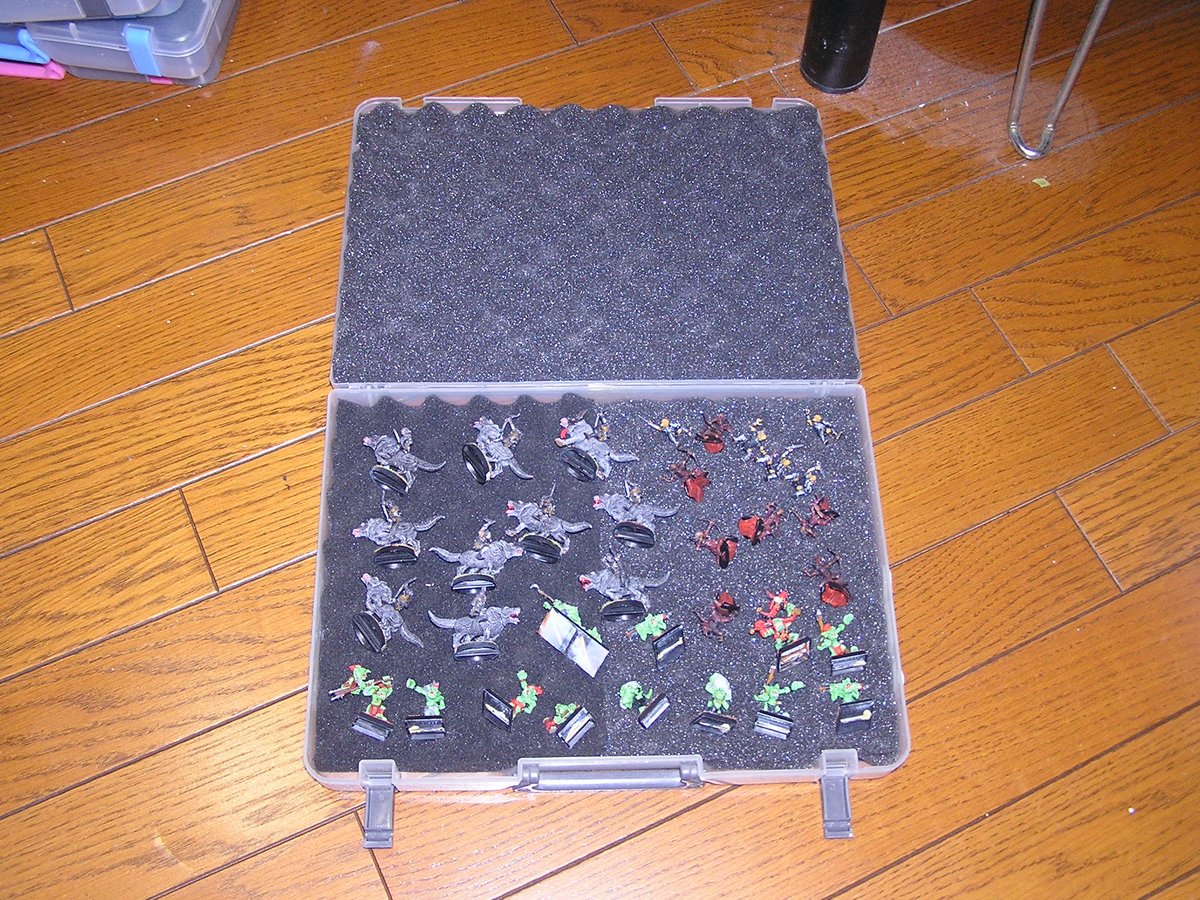 岡田伸 遊び人の伸さん けっこうミニチュアの保存や運搬に悩んでいる人がいるみたいなのでもう一度 100円ショップや ホームセンターでよく売ってるa4くらいのプラケースに これまたホームセンターなんかで売ってるウレタン材を切って入れれば それだけ