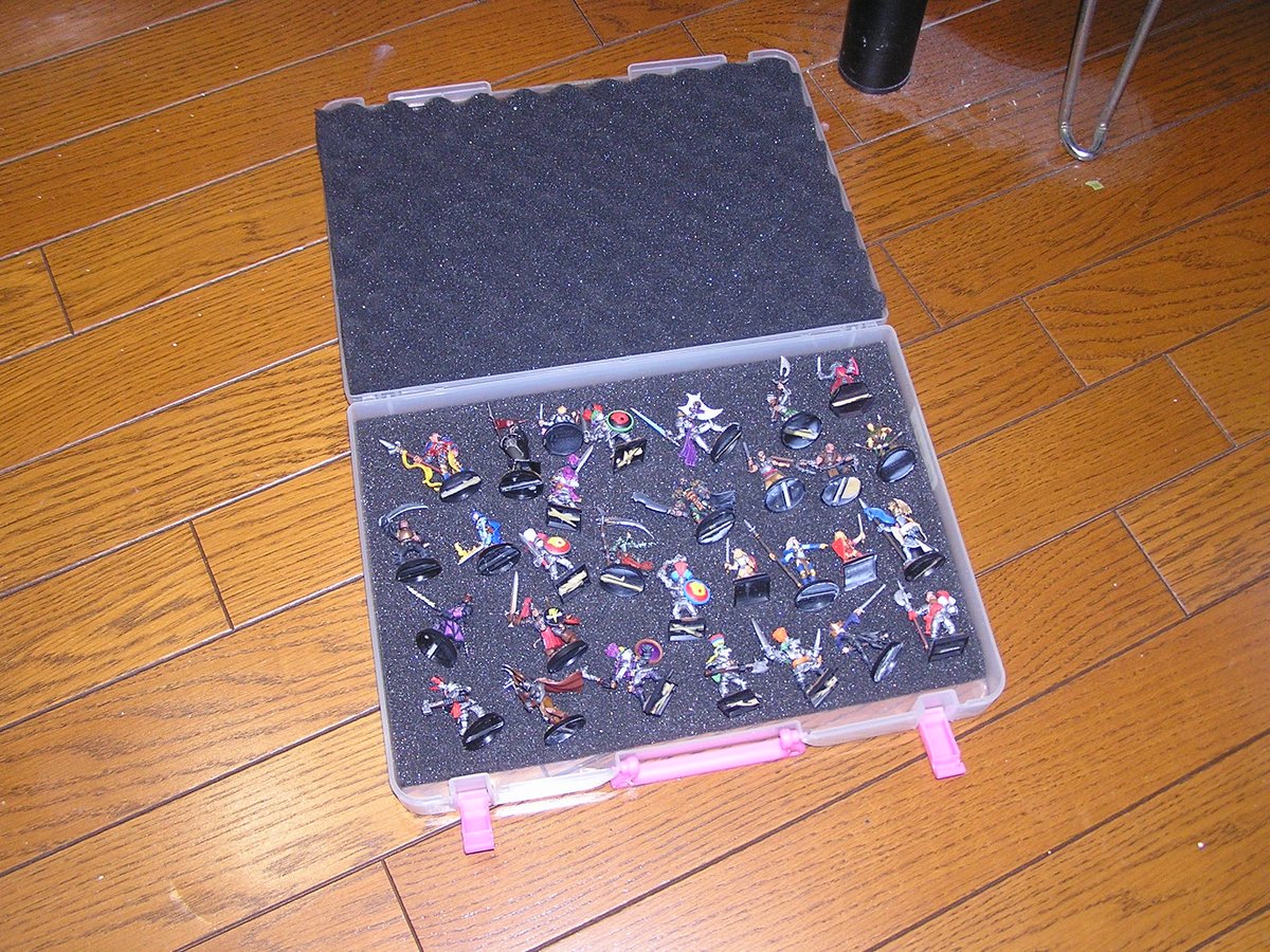 岡田伸 遊び人の伸さん けっこうミニチュアの保存や運搬に悩んでいる人がいるみたいなのでもう一度 100円ショップや ホームセンターでよく売ってるa4くらいのプラケースに これまたホームセンターなんかで売ってるウレタン材を切って入れれば それだけ