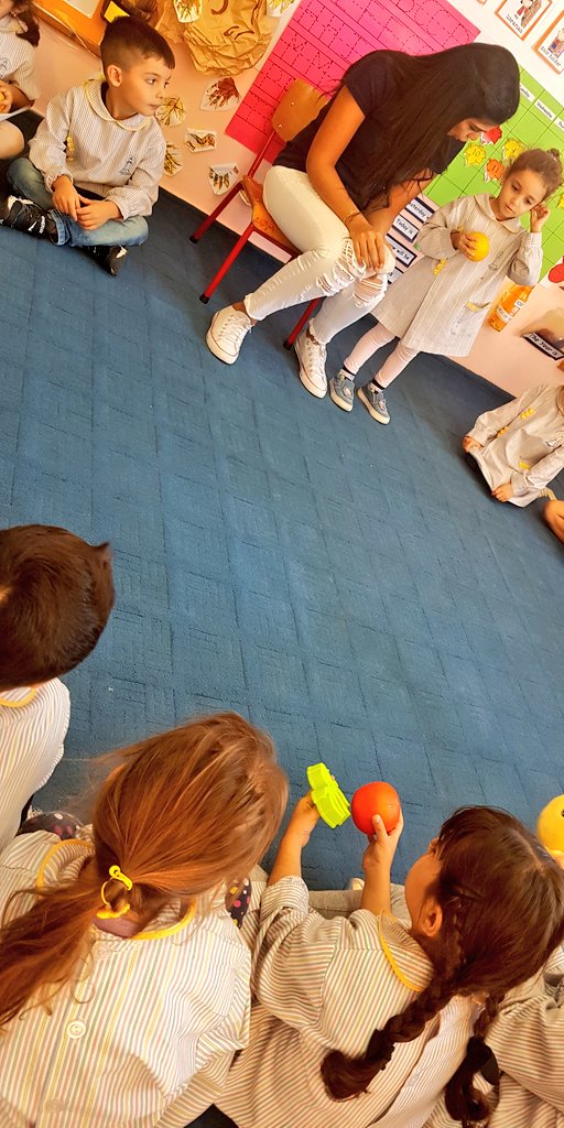 GhadaFahed2's tweet photo. KG2 "E" learners presenting items with letter O #viewingandpresenting @DawhaHighSchool @FThaalby @HanouniFarah https://t.co/YCUDj1AKGe