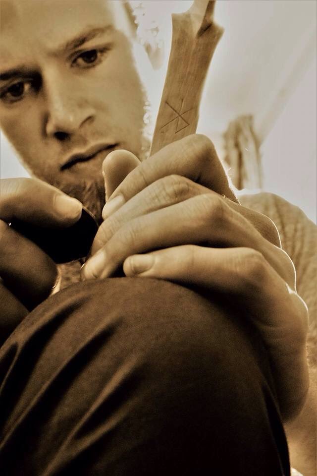 FLEatmarket's tweet photo. Woodsman &amp; craftsman Robin 'Kibbled Wood' is demonstrating carving &amp; selling beautiful objects 29 Oct @FLEatmarket https://t.co/mQUmuLmYrs https://t.co/AhvD6Xi9JQ