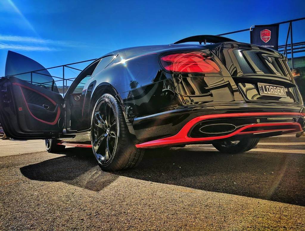 BentleySpotting's tweet photo. #Bentley #ContinentialGT #BlackSpeed Edition. #MotorClassica #bentleyspotting @lorbekluxurycars https://t.co/unnj8Se0hf https://t.co/EWHbU66Dco