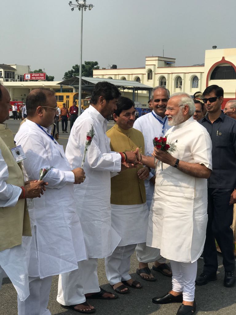 PashupatiParas's tweet photo. देश के प्रधानमंत्री माननीय श्री नरेंद्र मोदी जी का पटना हवाई अड्डा पर स्वागत-सत्कार  किया I https://t.co/g9OXdEEmnL