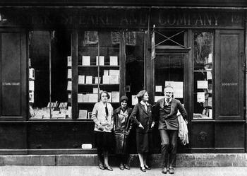 ParisAMDParis's tweet photo. Rue des Archives.  Hemingway et Sylvia Beach devant la librairie Shakespeare and
company.    Paris https://t.co/fWV1hM2adF