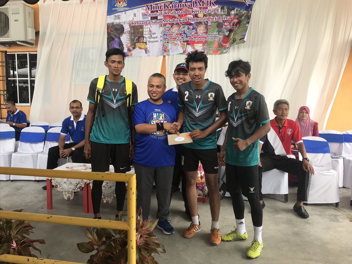 IamAzizulMohd's tweet photo. Rezeki bersama, syukur ⚽️💰
#futsalpadang
#ycft https://t.co/jnezscelVz