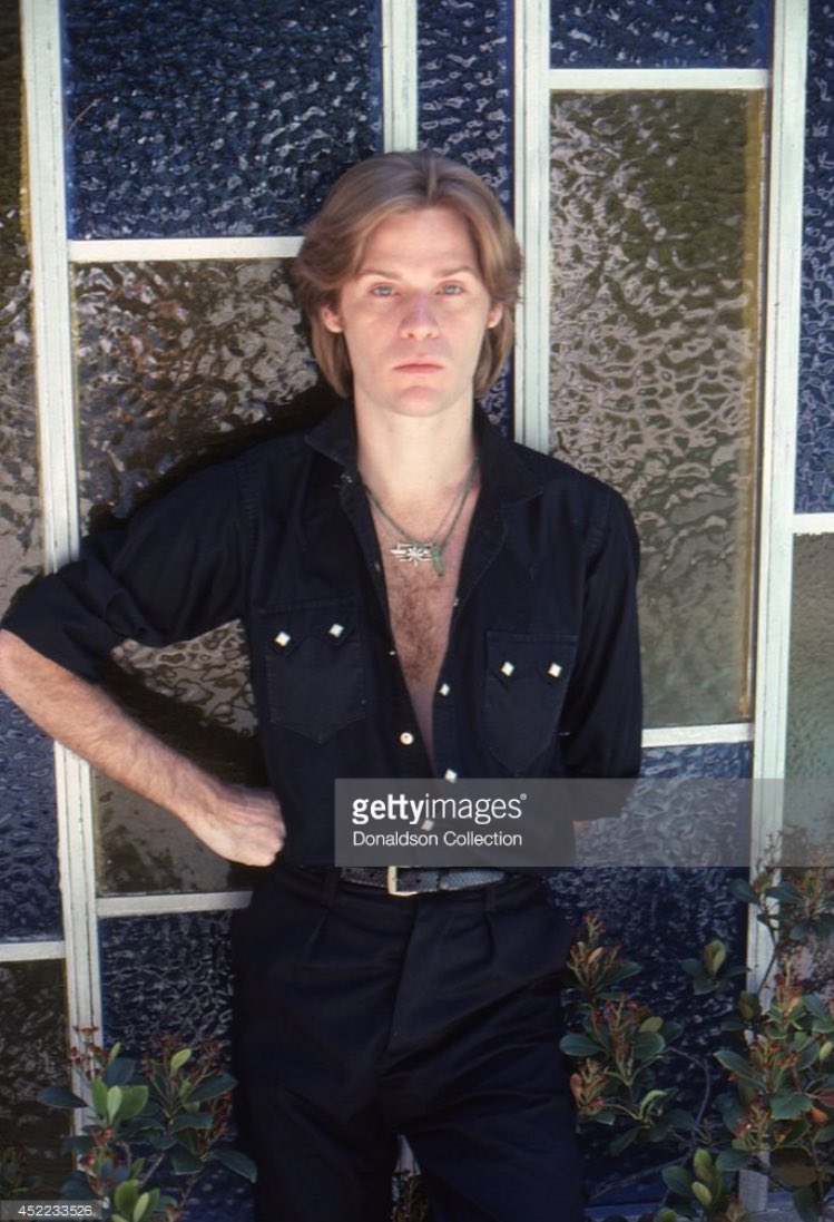 Happy birthday Daryl Hall
who was my first love.... (    ) 