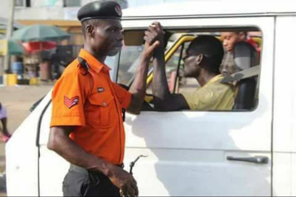 CoolBlood147's tweet photo. Only Nigerians will understand this 'friendly' handshake https://t.co/sK94LAUfHc