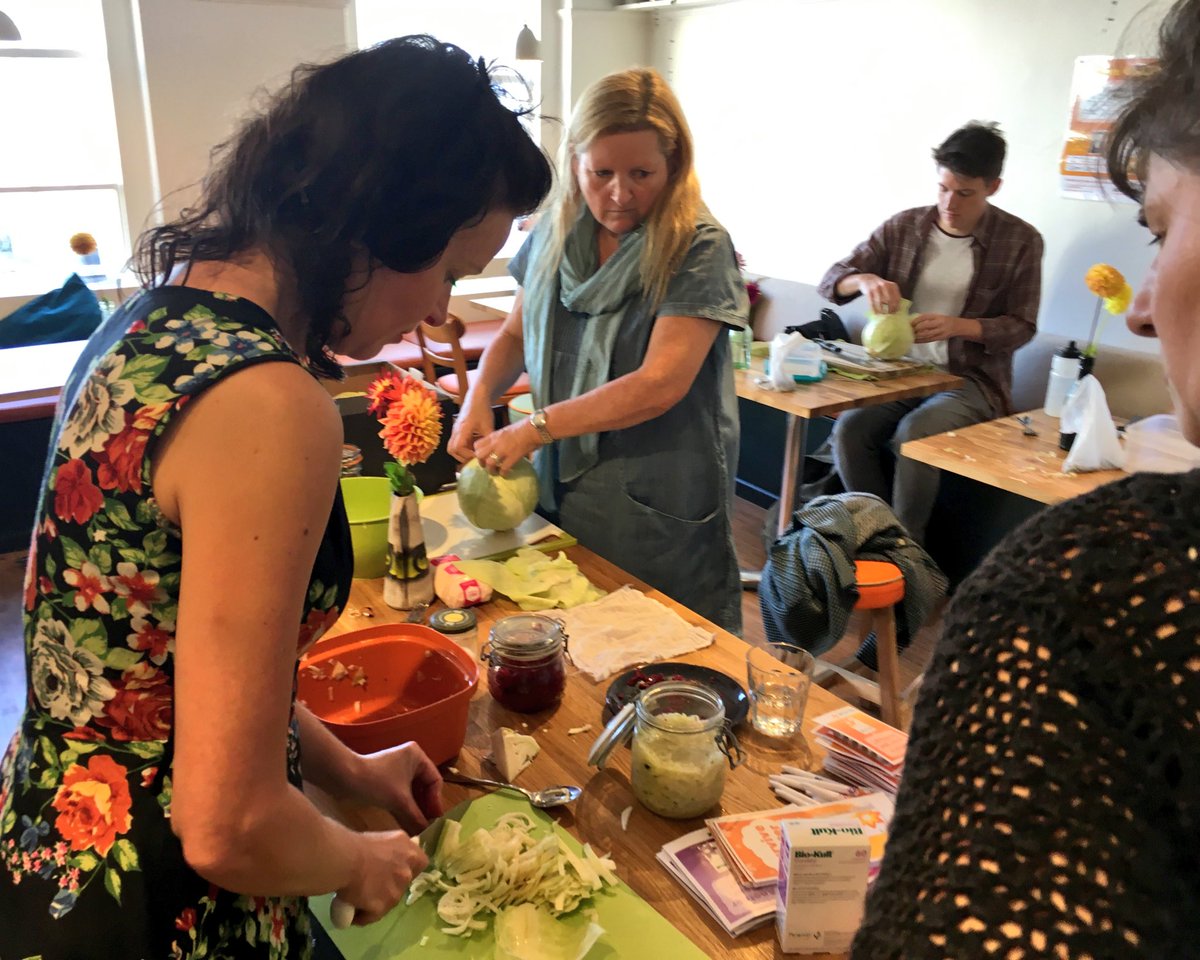 NaturalStoreFHS's tweet image. Big thanks 2the wonderful #ClareMillar of
@Bio_Kult 4hostin anotha fab How To Make Your Own Sauerkraut workshop 😁🥕 #SurviveWinter #GutHealth