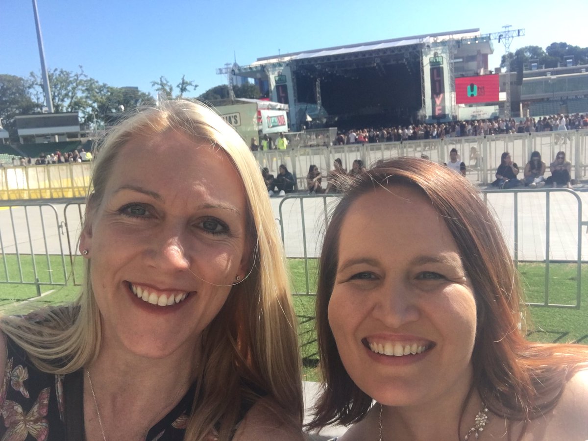 77Hawksley's tweet photo. #RNBFRIDAYSLIVE https://t.co/TDUGkHsSfy