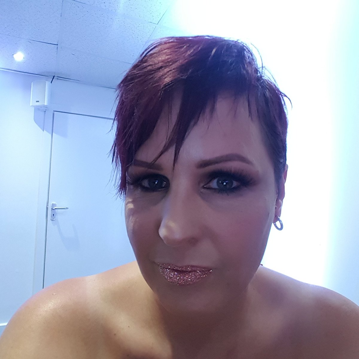 XxroseV's tweet photo. @GlitterLipsUK your glitter lips at an award ceremony. So many compliments. We left our sparkle when we won x #fslacademy #knowyourbeauty https://t.co/X7MTDGzMir