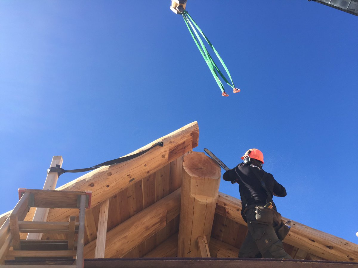 Joining two roofs today.  Some crazy cuts by the entire team. <a href="/PioneerLogHomes/">PioneerLogHomesofBC</a> <a href="/TimberKings/">Log Cabin Kings</a> @HomeSoviatt <a href="/HusqvarnaUSA/">HusqvarnaUSA</a>