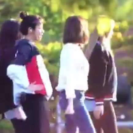 wenderland__'s tweet photo. ทรงผม Red Velvet ตอนนี้
เวนดี้ผมน้ำตาลทอง
เยริผมสั้นประบ่า
ซึลกิหน้าม้า

เริ่มเปลี่ยนทรงผมกันแล้ว https://t.co/JU3m8hgIc0